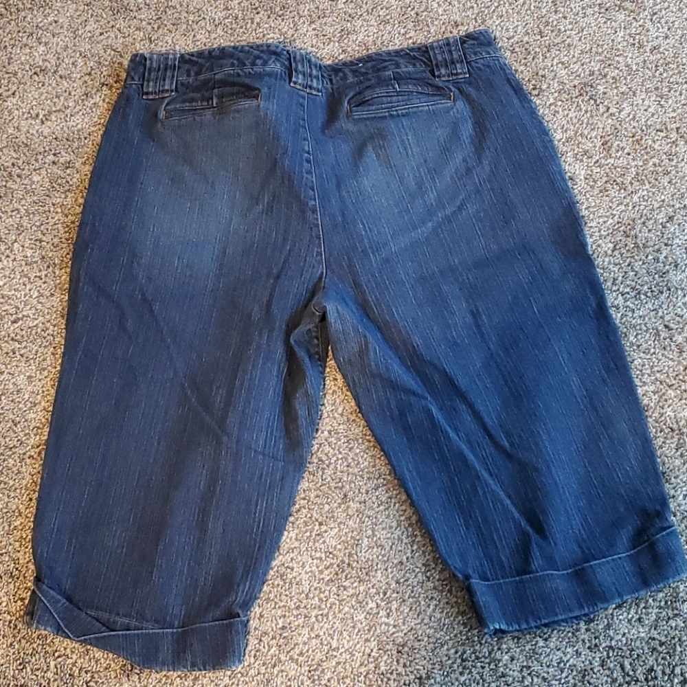 Izod Stetch Capris - Picture 2 of 3